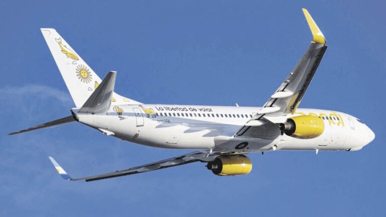 Multas y quita de rutas: las alternativas que baraja el Gobierno para Flybondi