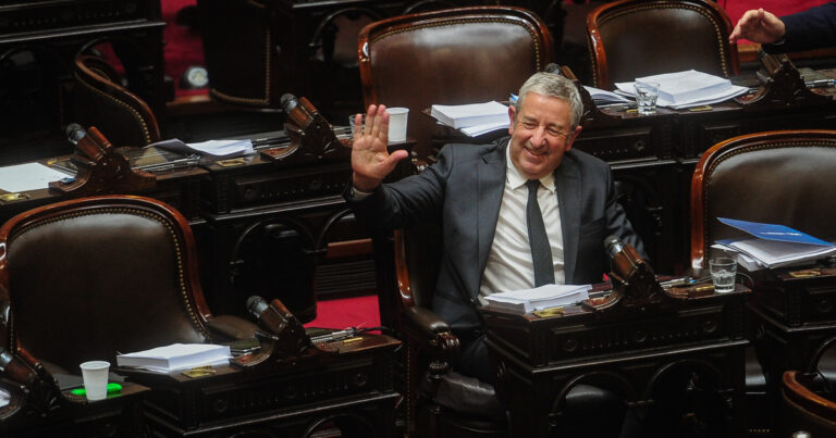 Julio Cobos criticó a Javier Milei por la falta de obras de infraestructura: «Al menos lea los diarios para ver la realidad que vivimos»