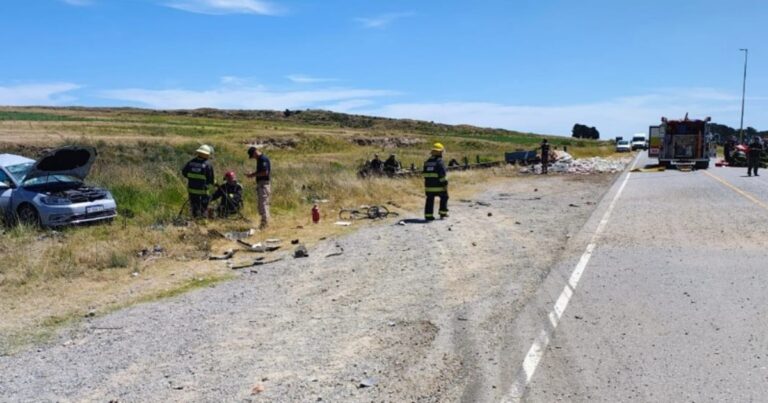 Se mandaron a la ruta, venía un camión y los chocó al medio: tres muertos