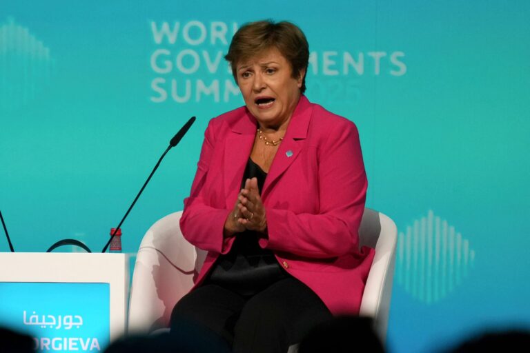 Georgieva volvió a destacar las reformas del Gobierno y habló de los dólares debajo del colchón