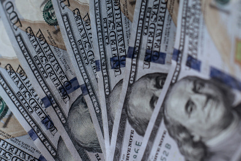 Baja el dólar, costos y beneficios