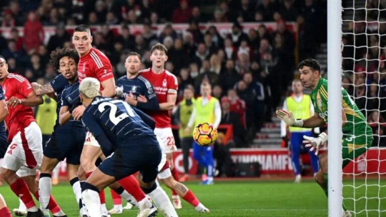 La mejor atajada de la Premier League la hizo el Dibu Martínez