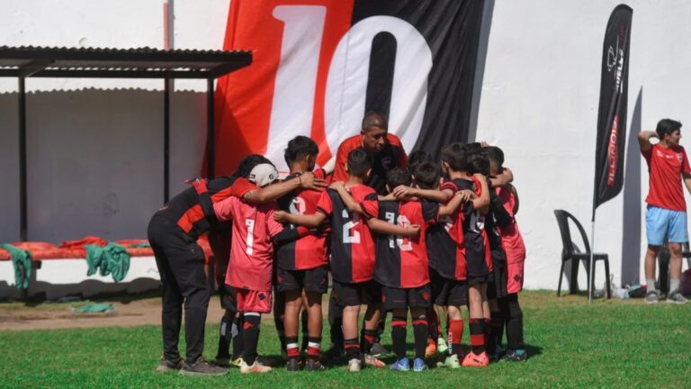 Polémica: Newell’s suspendió a seis niños de 9 años por sacarse una foto con Malcorra