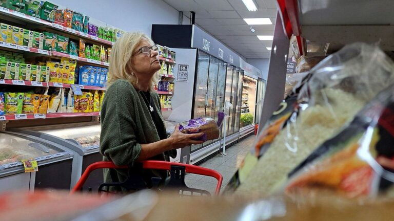 Alimentos y ropa es donde más recortan en gastos los argentinos