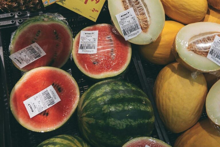 Por qué nunca se deben comprar frutas o verduras que están partidas por la mitad