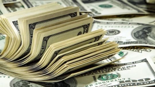 Schmidt: Si el gobierno estuviera cómodo con el dólar actual, no intervendría