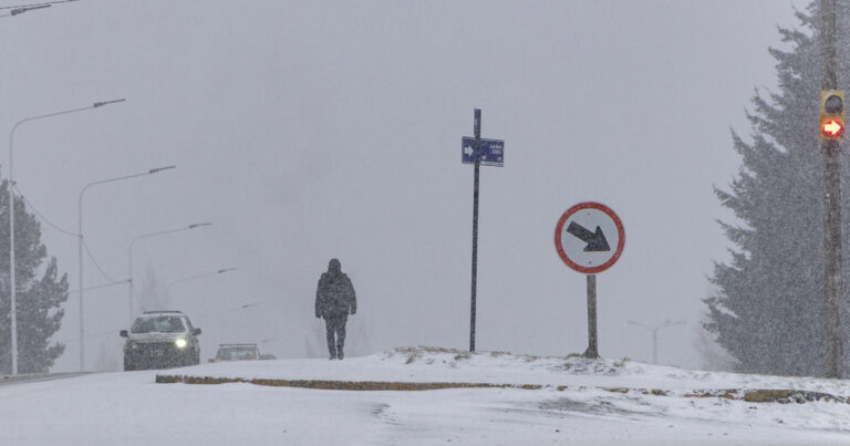 Una intensa nevada en la cordillera de Neuquén obligó a cerrar rutas: un criancero murió en un paraje de Chos Malal